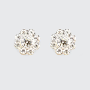 Diamond stud earrings in white gold.