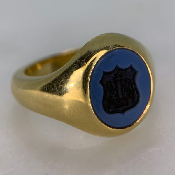 A vintage 18ct yellow gold blue and black banded sardonyx intaglio crest signet ring