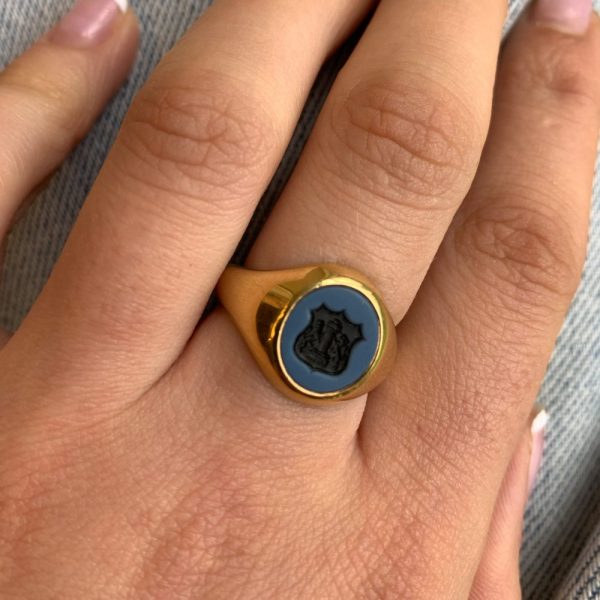 A vintage 18ct yellow gold blue and black banded sardonyx intaglio crest signet ring