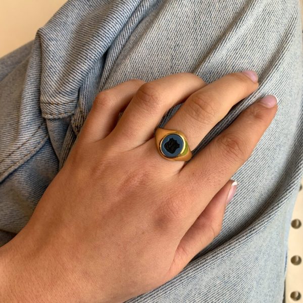 A vintage 18ct yellow gold blue and black banded sardonyx intaglio crest signet ring