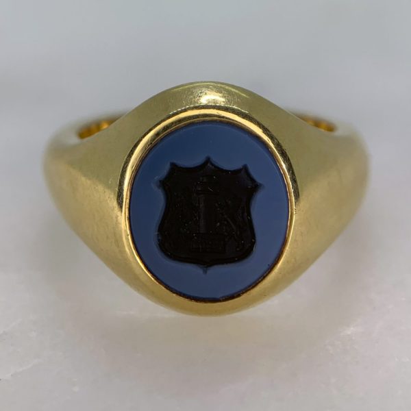 A vintage 18ct yellow gold blue and black banded sardonyx intaglio crest signet ring