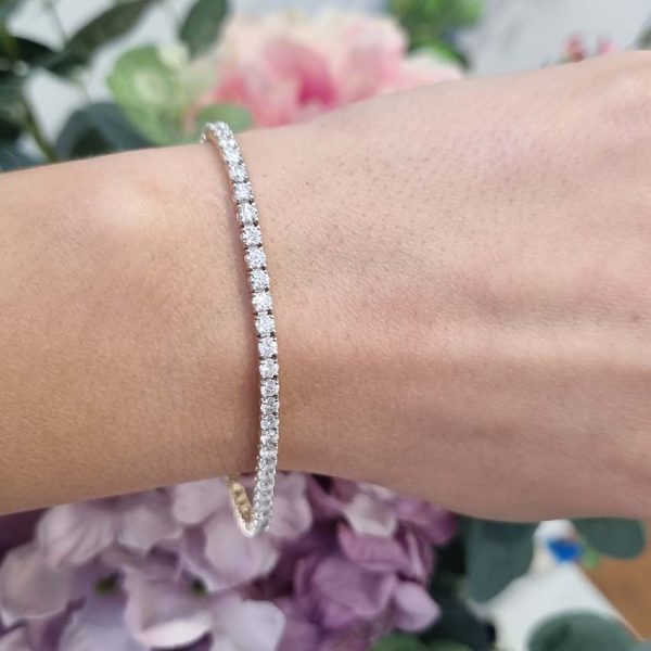 3.92ct Diamond Line Tennis Bracelet in 18ct Yellow Gold, 3.92 carats