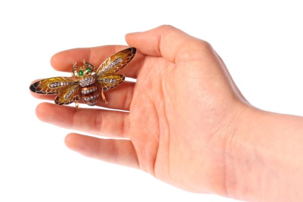 Vintage diamond bee brooch/pendant in gold.