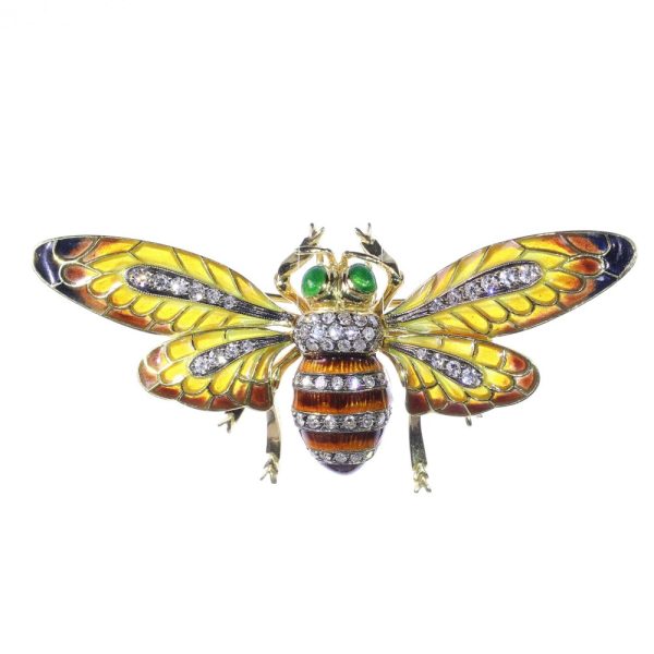 Vintage diamond bee brooch/pendant in gold.