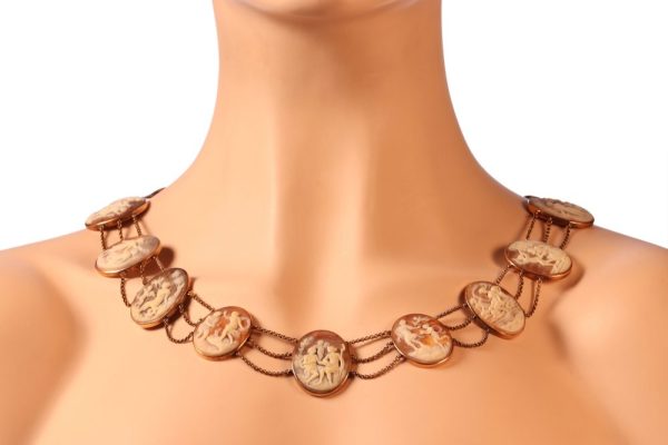 Victorian cameo necklace in gold.