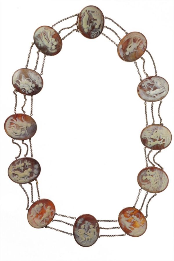 Victorian cameo necklace in gold.