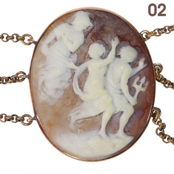 Victorian cameo necklace in gold.