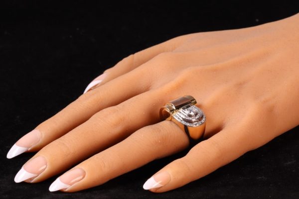 Vintage diamond ring in gold and platinum.