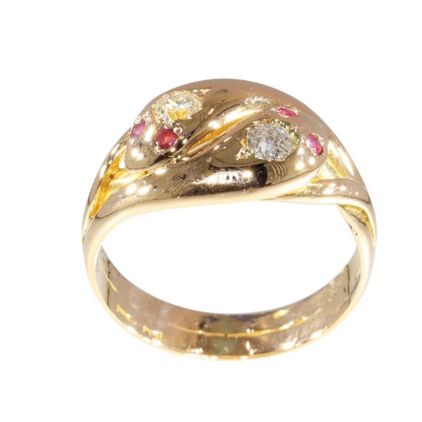 Snake ring with diamonds and rubies in gold.