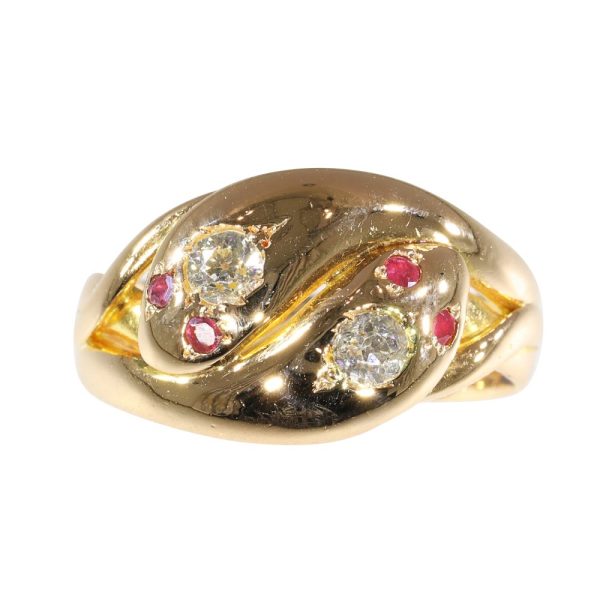 Snake ring with diamonds and rubies in gold.