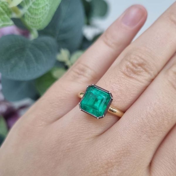Certified 3.20ct Colombian Emerald Solitaire Engagement Ring, 3.20 carat single stone square-shaped step-cut emerald of beautiful green colour with GCS gemstone report making this a great investment piece