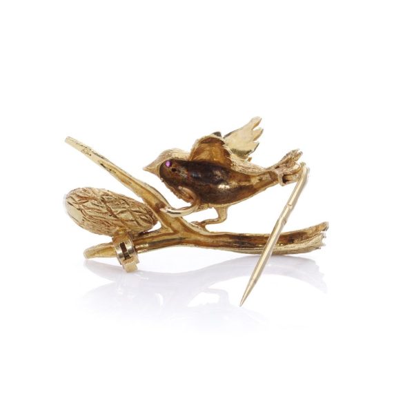 Antique bird brooch in gold.