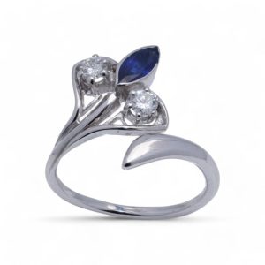 Sapphire and diamond flower ring in white gold.