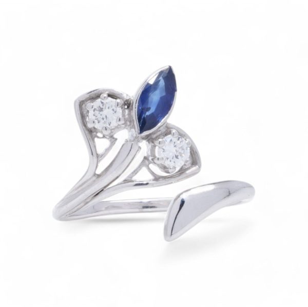 Sapphire and diamond flower ring in white gold.