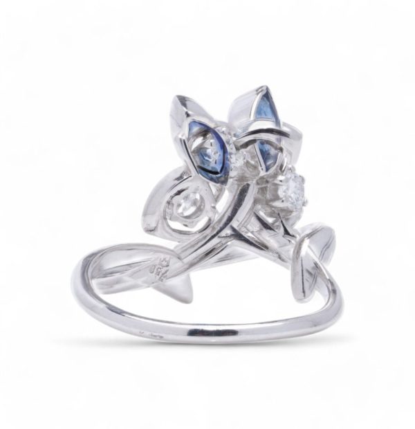 Sapphire and diamond flower ring in white gold.