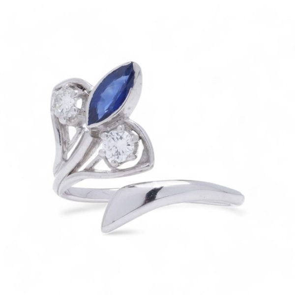 Sapphire and diamond flower ring in white gold.