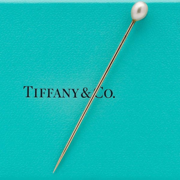 Vintage pearl stick pin in gold.