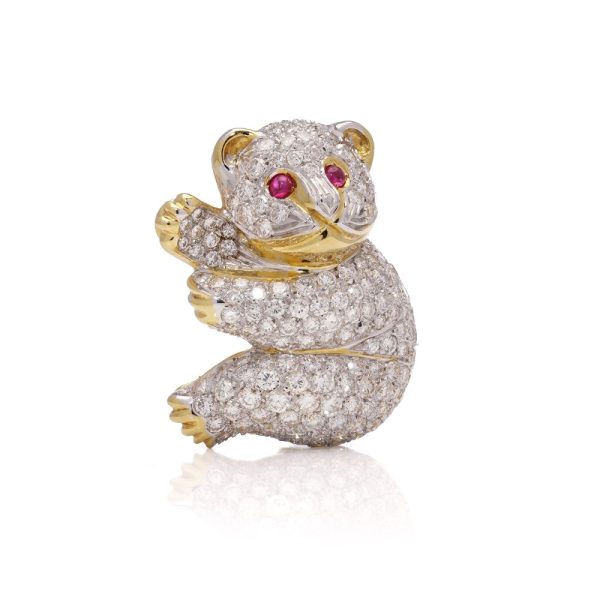 Diamond bear brooch in gold.