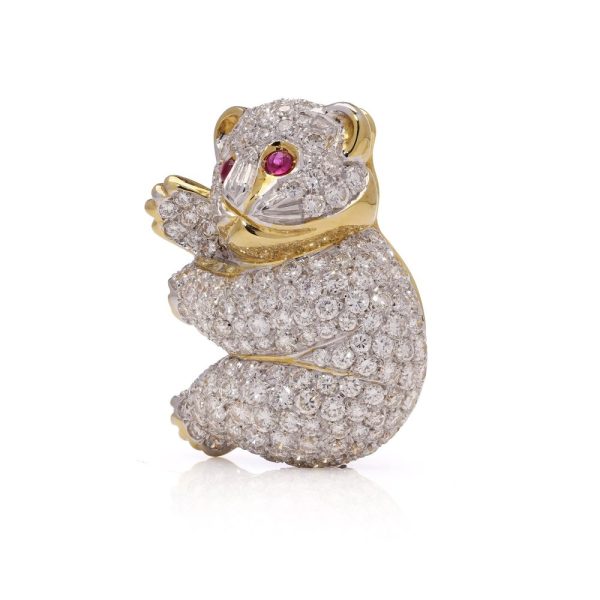 Diamond bear brooch in gold.