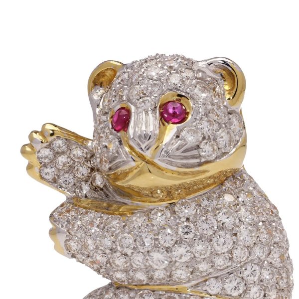 Diamond bear brooch in gold.