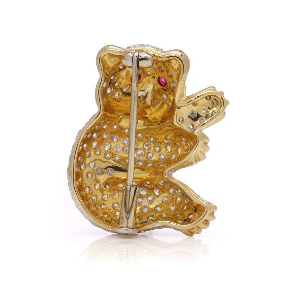 Diamond bear brooch in gold.