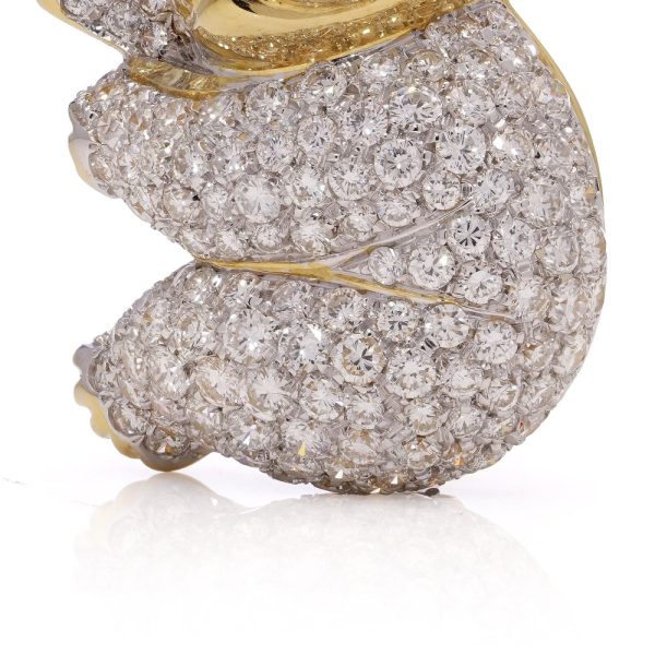 Diamond bear brooch in gold.