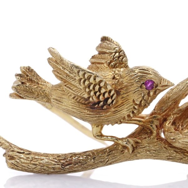 Antique bird brooch in gold.