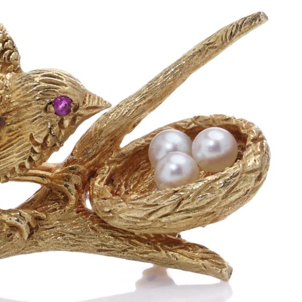 Antique bird brooch in gold.