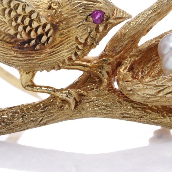 Antique bird brooch in gold.