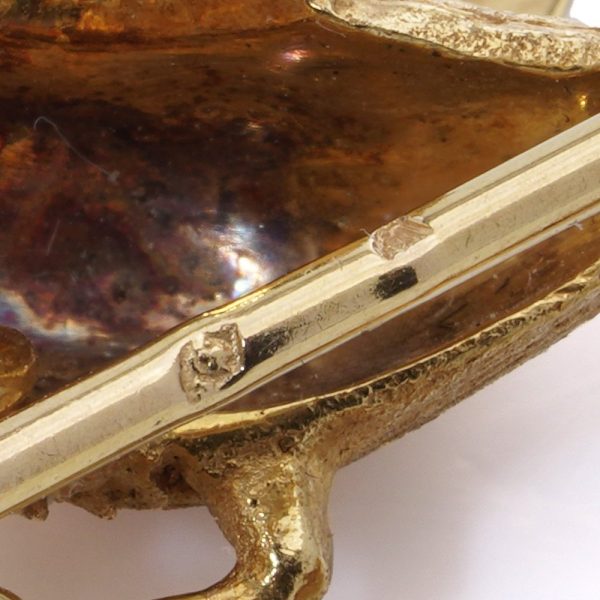 Antique bird brooch in gold.