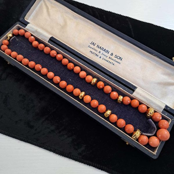 Antique Japanese Momo Coral and Gold Graduated Bead Necklace, single strand graduating orange-pink Momo coral and 18ct yellow gold disc beads with 14ct yellow gold bead clasp in fitted antique box
