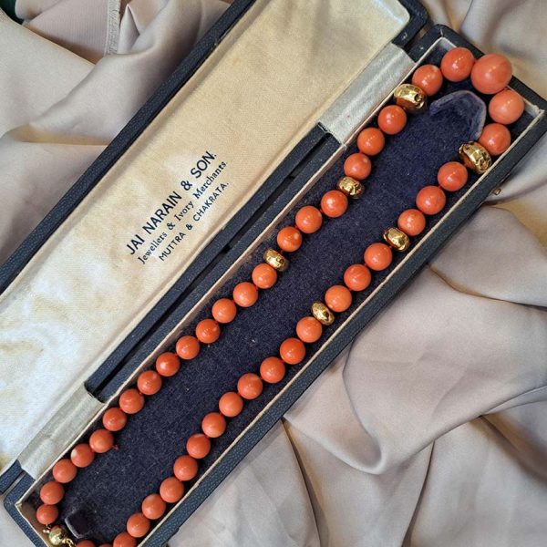 Antique Japanese Momo Coral and Gold Graduated Bead Necklace, single strand graduating orange-pink Momo coral and 18ct yellow gold disc beads with 14ct yellow gold bead clasp in fitted antique box