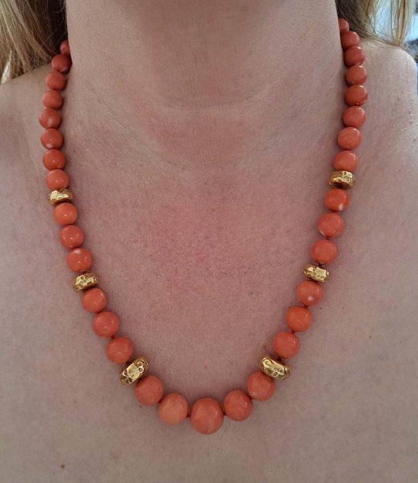 Antique Japanese Momo Coral and Gold Graduated Bead Necklace, single strand graduating orange-pink Momo coral and 18ct yellow gold disc beads with 14ct yellow gold bead clasp in fitted antique box