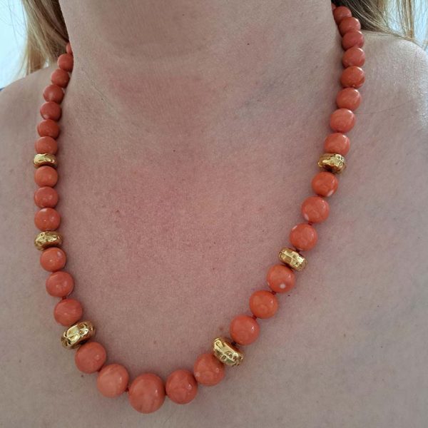 Antique Japanese Momo Coral and Gold Graduated Bead Necklace, single strand graduating orange-pink Momo coral and 18ct yellow gold disc beads with 14ct yellow gold bead clasp in fitted antique box