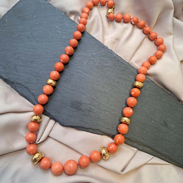 Antique Japanese Momo Coral and Gold Graduated Bead Necklace, single strand graduating orange-pink Momo coral and 18ct yellow gold disc beads with 14ct yellow gold bead clasp in fitted antique box