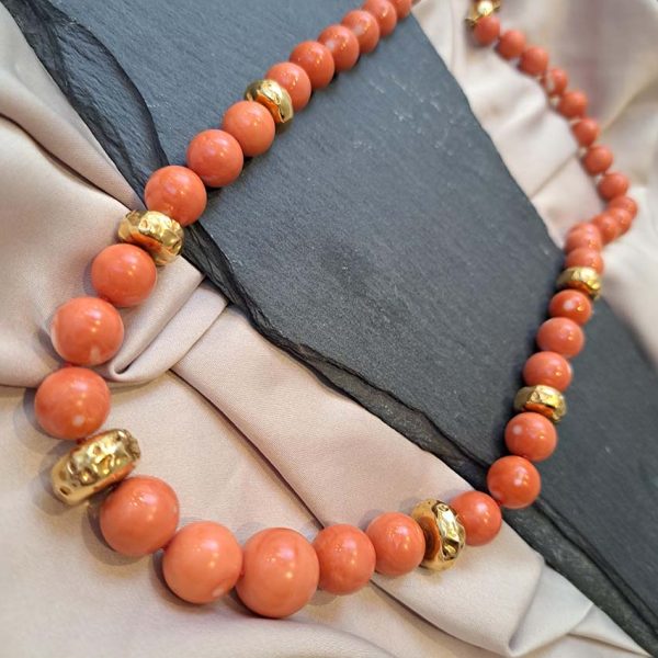 Antique Japanese Momo Coral and Gold Graduated Bead Necklace, single strand graduating orange-pink Momo coral and 18ct yellow gold disc beads with 14ct yellow gold bead clasp in fitted antique box