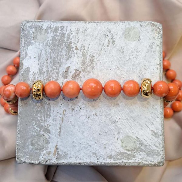 Antique Japanese Momo Coral and Gold Graduated Bead Necklace, single strand graduating orange-pink Momo coral and 18ct yellow gold disc beads with 14ct yellow gold bead clasp in fitted antique box