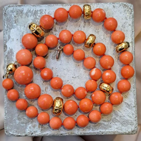 Antique Japanese Momo Coral and Gold Graduated Bead Necklace, single strand graduating orange-pink Momo coral and 18ct yellow gold disc beads with 14ct yellow gold bead clasp in fitted antique box