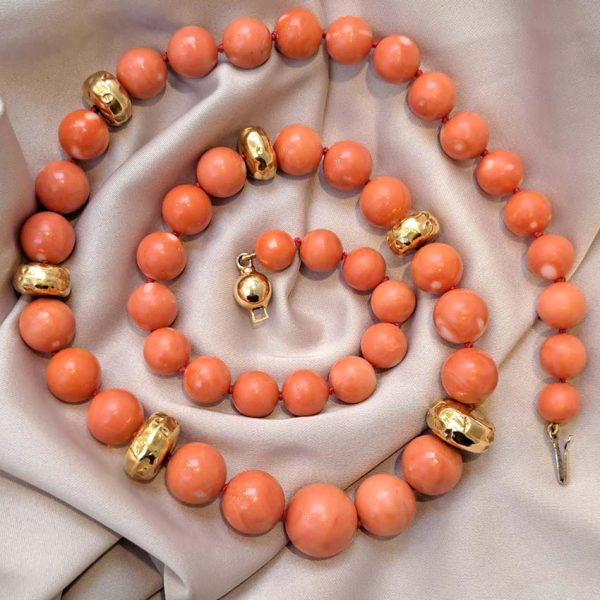 Antique Japanese Momo Coral and Gold Graduated Bead Necklace, single strand graduating orange-pink Momo coral and 18ct yellow gold disc beads with 14ct yellow gold bead clasp in fitted antique box