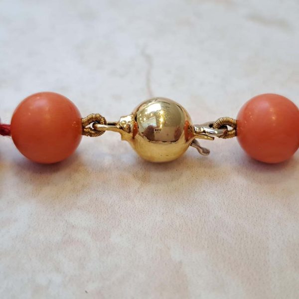 Antique Japanese Momo Coral and Gold Graduated Bead Necklace, single strand graduating orange-pink Momo coral and 18ct yellow gold disc beads with 14ct yellow gold bead clasp