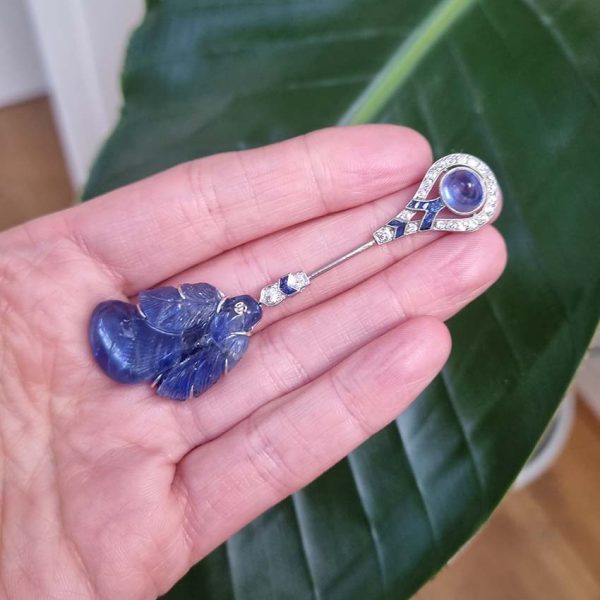 Art Deco Carved Sapphire and Diamond Feather Pin Brooch, sugarloaf cabochon sapphire and diamond cluster base leading to decorative carved sapphire feather top in 18ct white gold and platinum