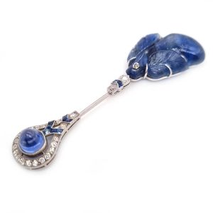 Art Deco Carved Sapphire and Diamond Feather Pin Brooch, sugarloaf cabochon sapphire and diamond cluster base leading to decorative carved sapphire feather top in 18ct white gold and platinum