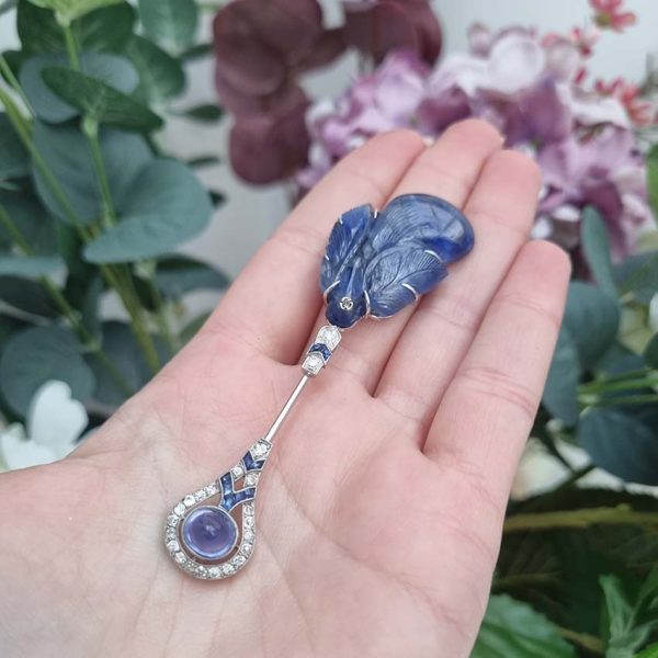 Art Deco Carved Sapphire and Diamond Feather Pin Brooch, sugarloaf cabochon sapphire and diamond cluster base leading to decorative carved sapphire feather top in 18ct white gold and platinum