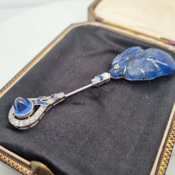 Art Deco Carved Sapphire and Diamond Feather Pin Brooch, sugarloaf cabochon sapphire and diamond cluster base leading to decorative carved sapphire feather top in 18ct white gold and platinum