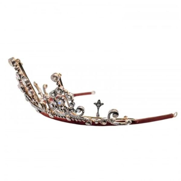 Edwardian Antique Old Cut Diamond Tiara come Necklace, set with 45.62 carats of Edwardian cut and old cut diamonds in silver upon gold, Circa 1900