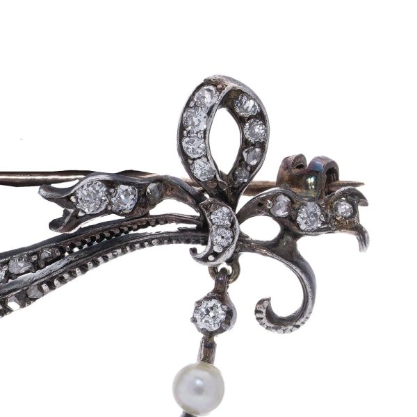 Edwardian diamond and pearl brooch in gold and silver.