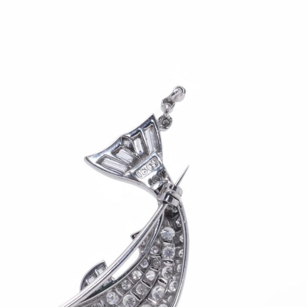 Diamond fish brooch in white gold.