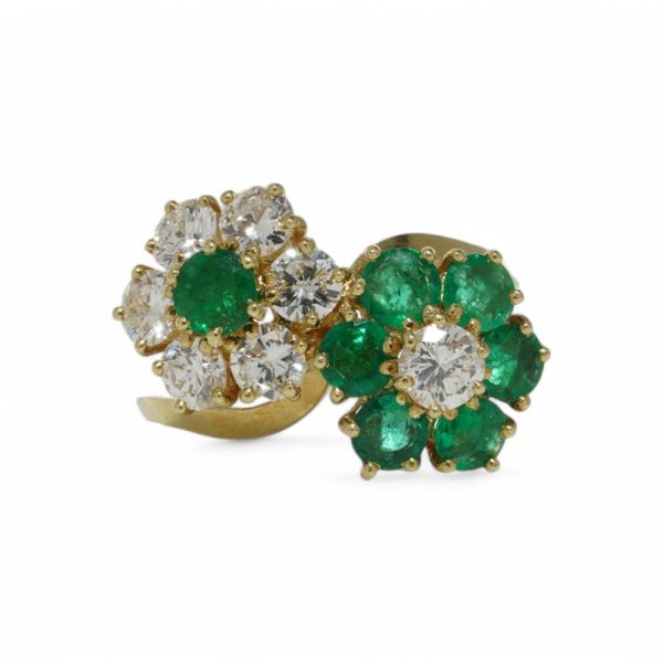 Van Cleef & Arpels diamond and emerald ring in gold.