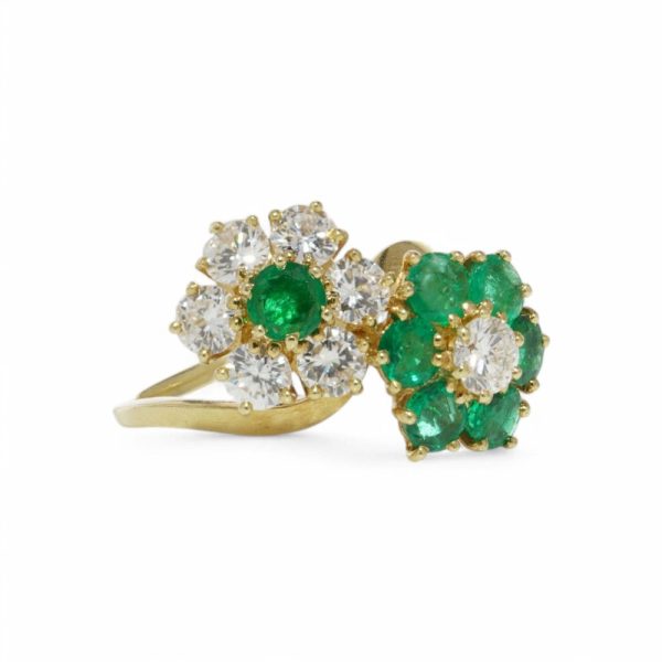 Van Cleef & Arpels diamond and emerald ring in gold.