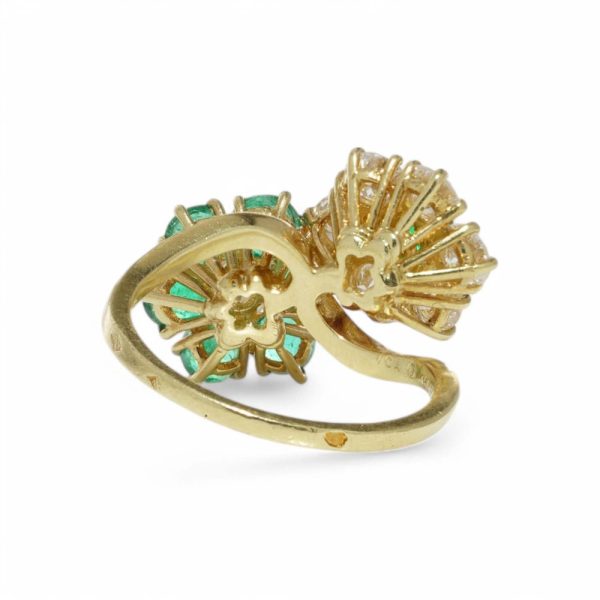 Van Cleef & Arpels diamond and emerald ring in gold.